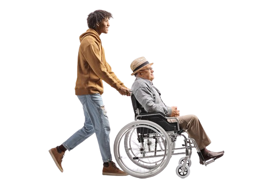 Äldre person i rullstol får assistans