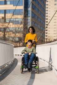 Två personer går tillsammans